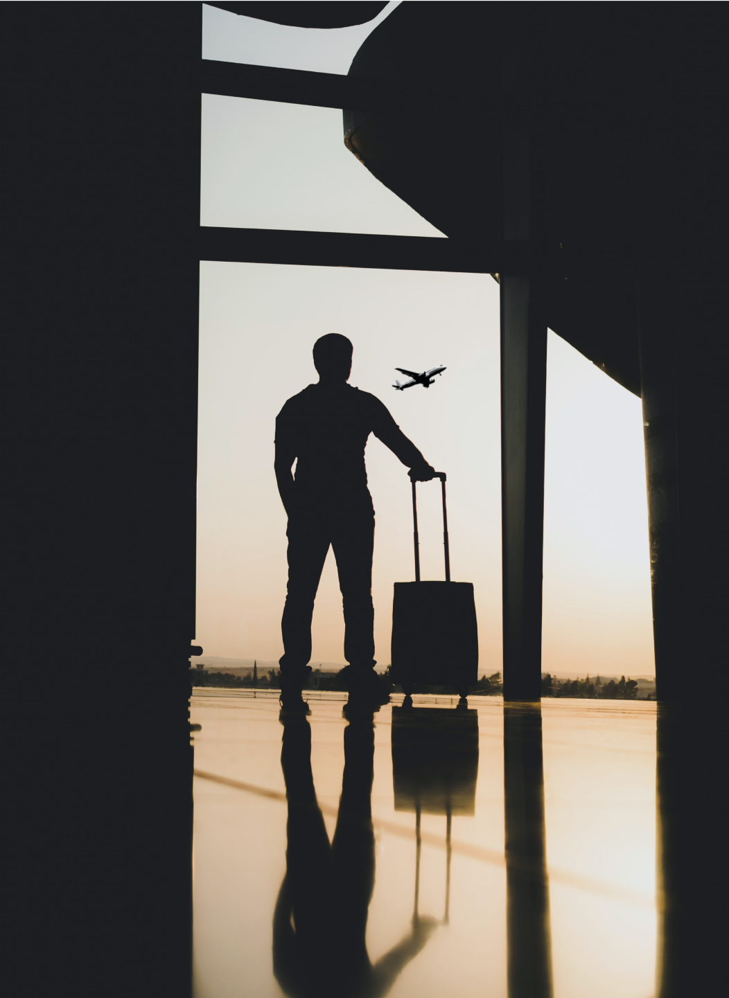 homme attendant son avion à un aéroport en matinée