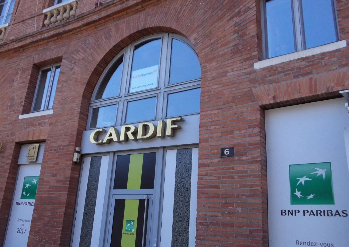 Enseigne dans la rue de BNP Paribas Cardif
