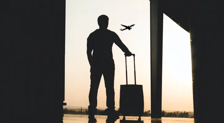 homme attendant son avion à un aéroport en matinée
