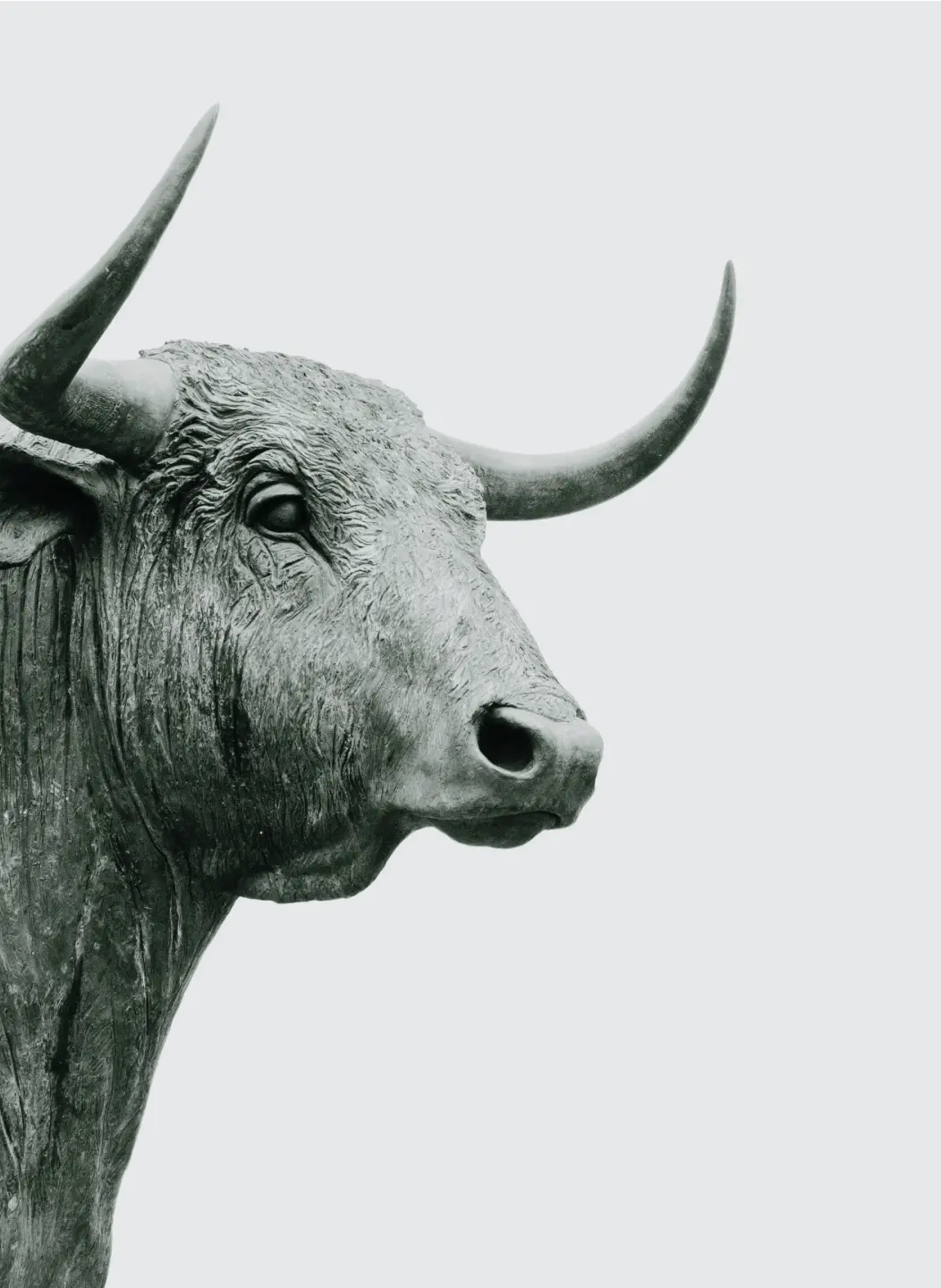 Statue d'un taureau gris.