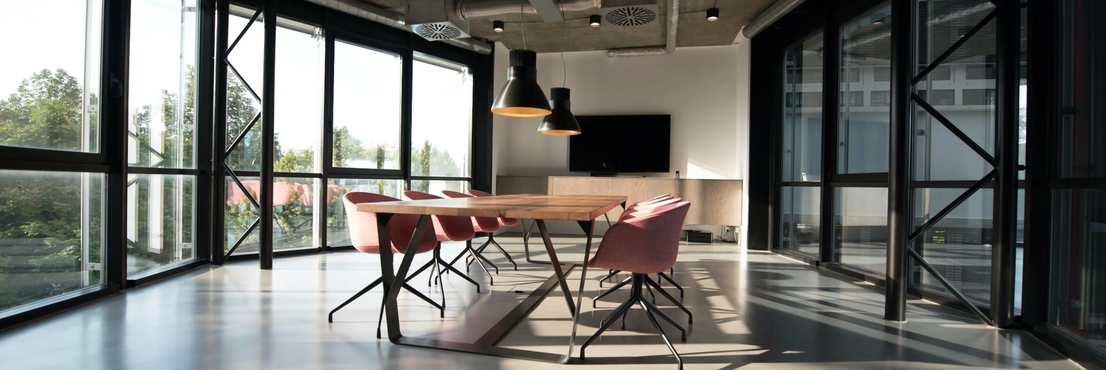 une pièce avec une table et des chaises